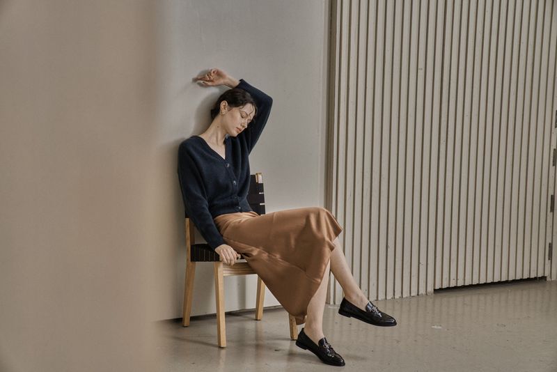 V BUTTON CARDIGAN_SMOKE
