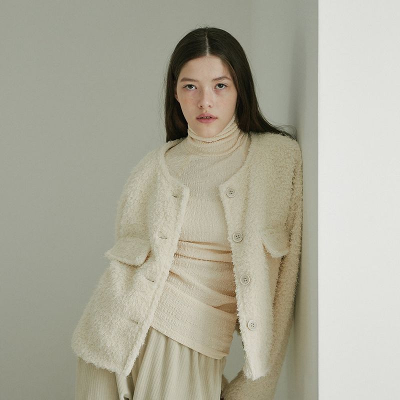 TMO BY 13MONTH(ティーエムオーバイサーティーンマンス)の「ROUND COLLARED CROP JACKET (IVORY)(Tops)」