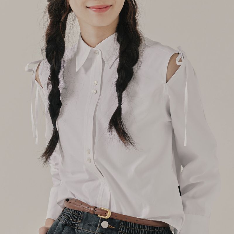 ROMANTIC CROWN(ロマンティッククラウン)の「SHOULDER OPEN RIBBON SHIRT_WHITE(Tops)」
