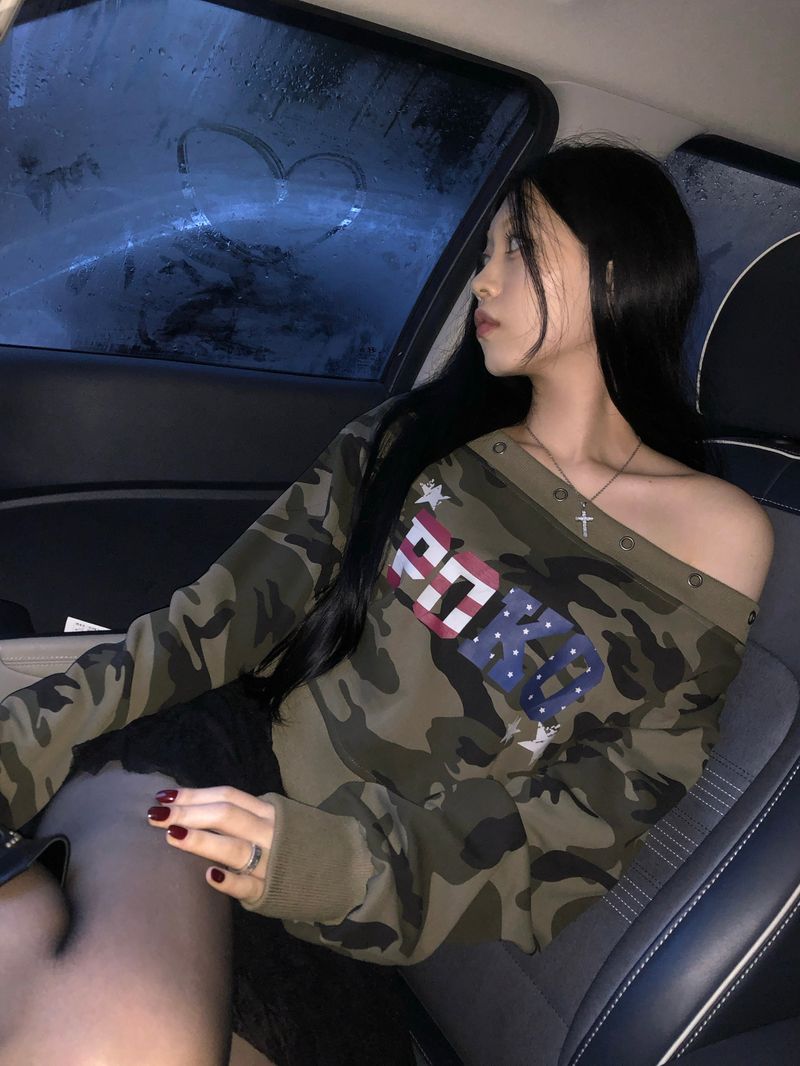 Camo Off-shoulder Button Sweatshirt