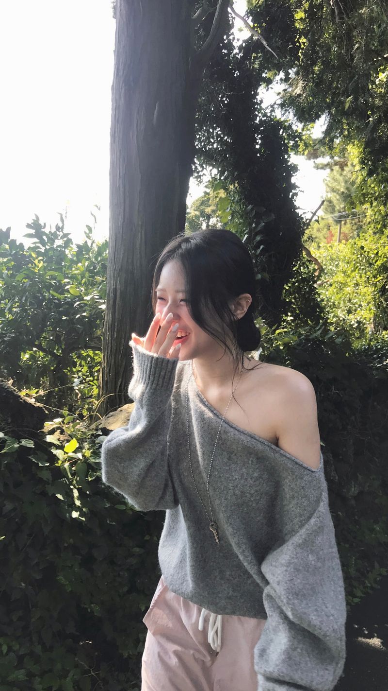 cloudemotion(クラウドエモーション)の「buttermood soft snow one-shoulder NT(Tops)」