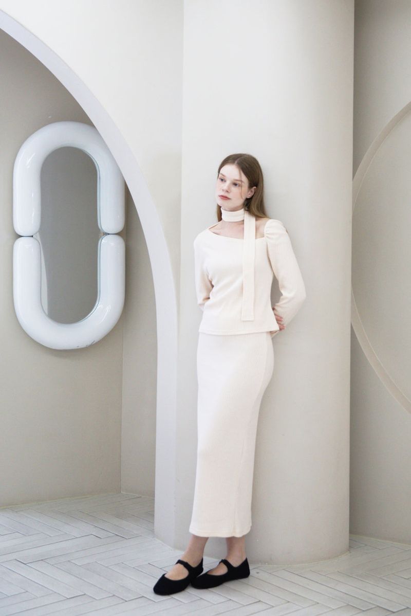 Back Slit Slim Skirt Cream
