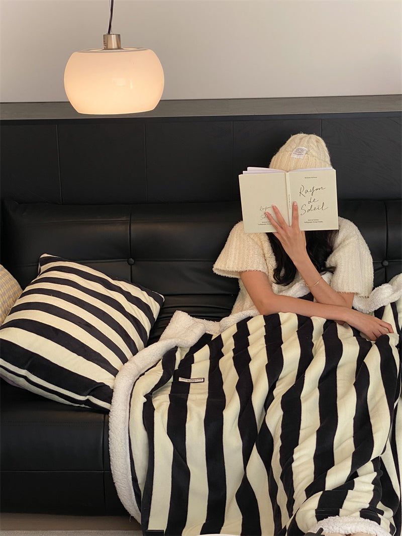 Cozy.Full(コージーフル)の「Retro stripe microfiber lamb fleece blanket - 100x150cm - Black(Interior)」