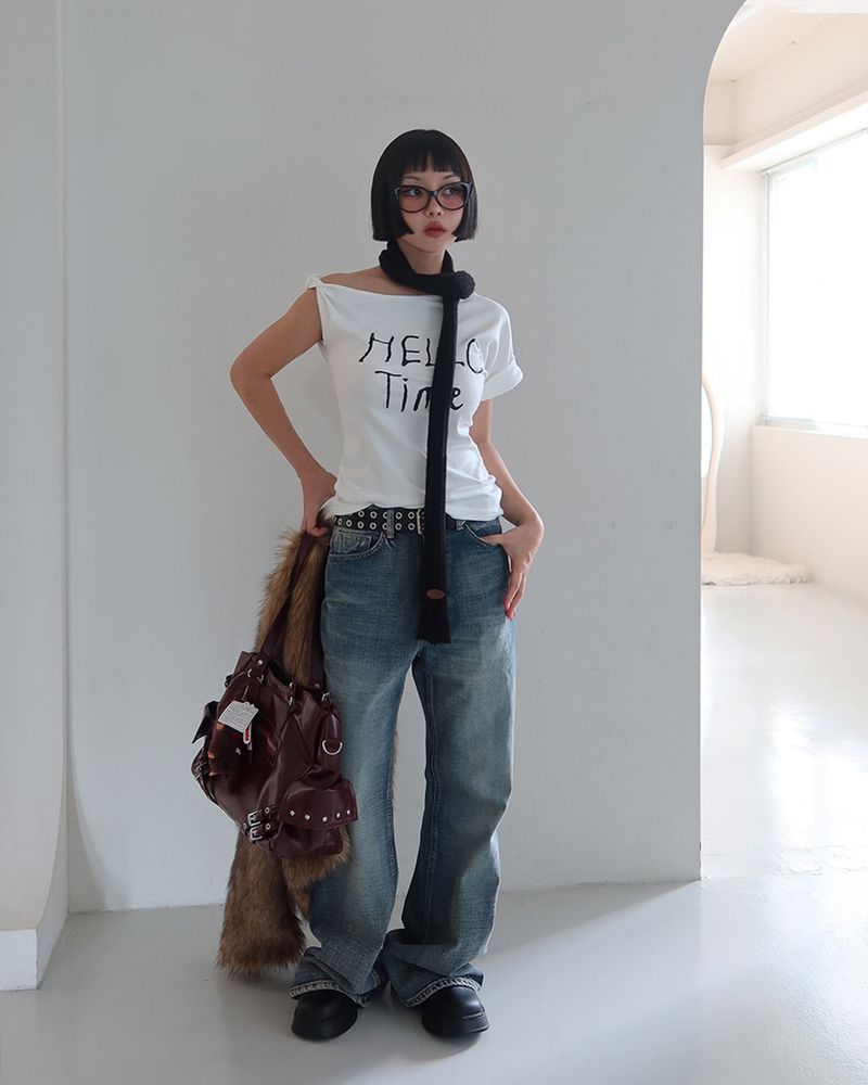 Delight-J（ディライトジェイ）の「Unbalanced off-shoulder lettering short-sleeved T-shirt（Tops）」