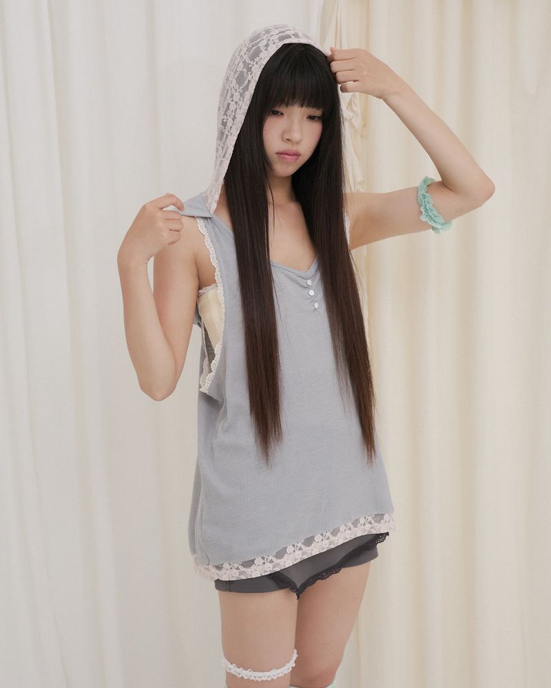 Fazed(フェイズド)の「FLORAL LACE DOUBLE HOOD SLEEVELESS / GREY(Tops)」