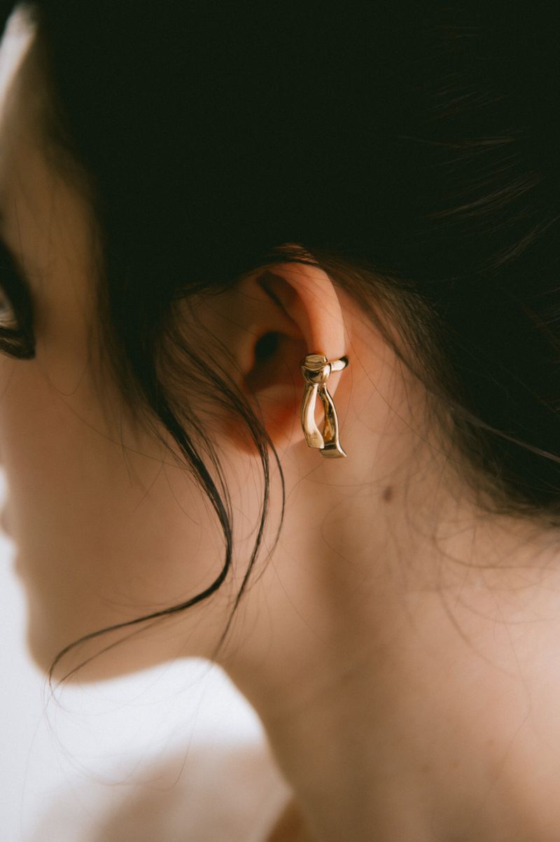 TOMAR（トマル）の「[MADE] ストラップイヤーカフ (14k gold plated)（アクセサリー）」