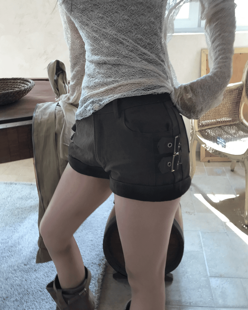 GUSTA（グスタ）の「バイサイドバックルロールアップショートパンツ（パンツ）」