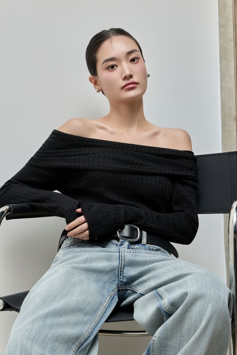 Cowl-neck Open Shoulder Tee_Black