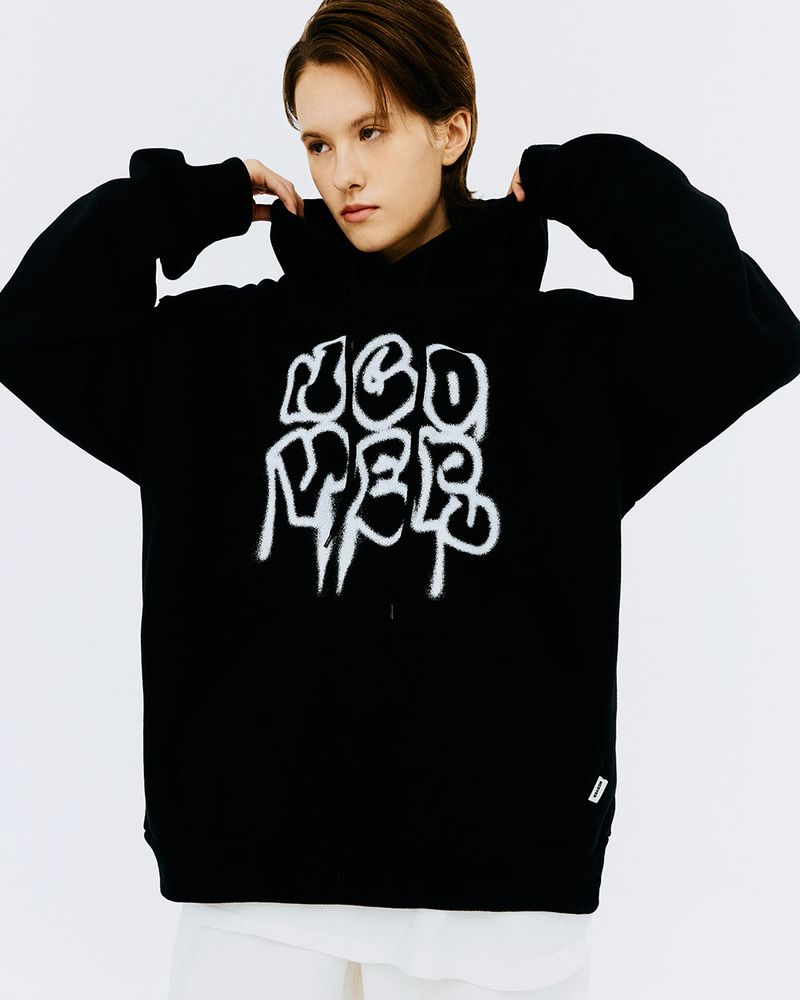 NCOVER（エンカバー）の「ROUND TYPO SPRAY HOODIE-BLACK（Tops）」