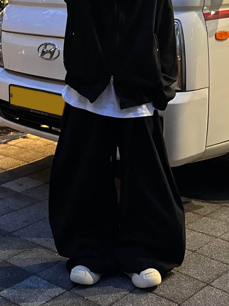 curved balloon sweatpants