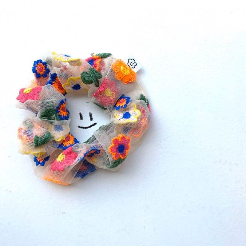 munggle market(ムングルマーケット)の「FLOWER NEEDLEPOINT SCRUNCHIE(Hair Accessories)」