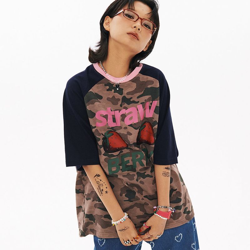 wonder visitor（ワンダービジター）の「Strawberry Overfit Raglan T-shirt [Camo Beige]（Tops）」