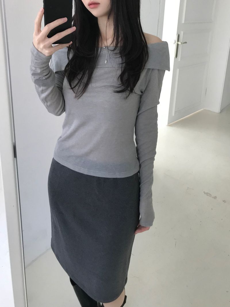Kitten（キッテン）の「Peer off-shoulder T-shirt (2 colors)（Tops）」