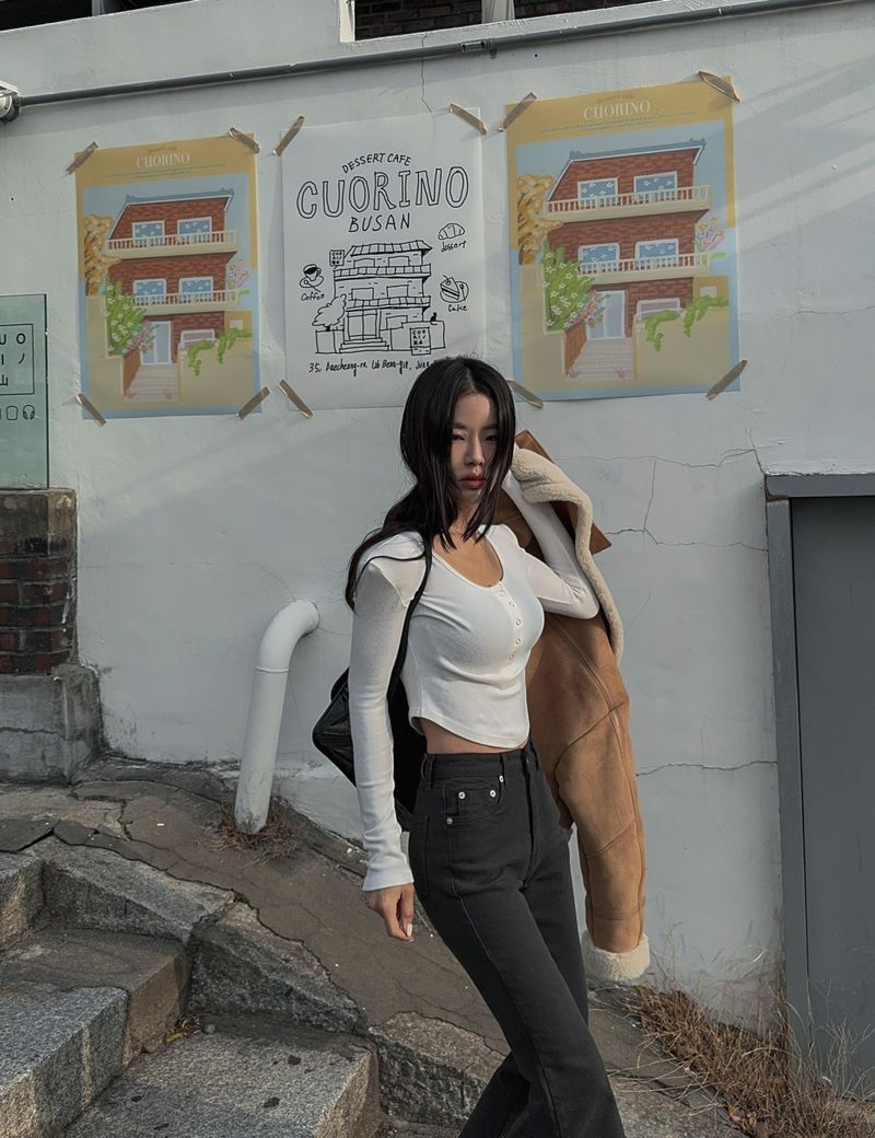 long-sleeved shirt with a U-neck