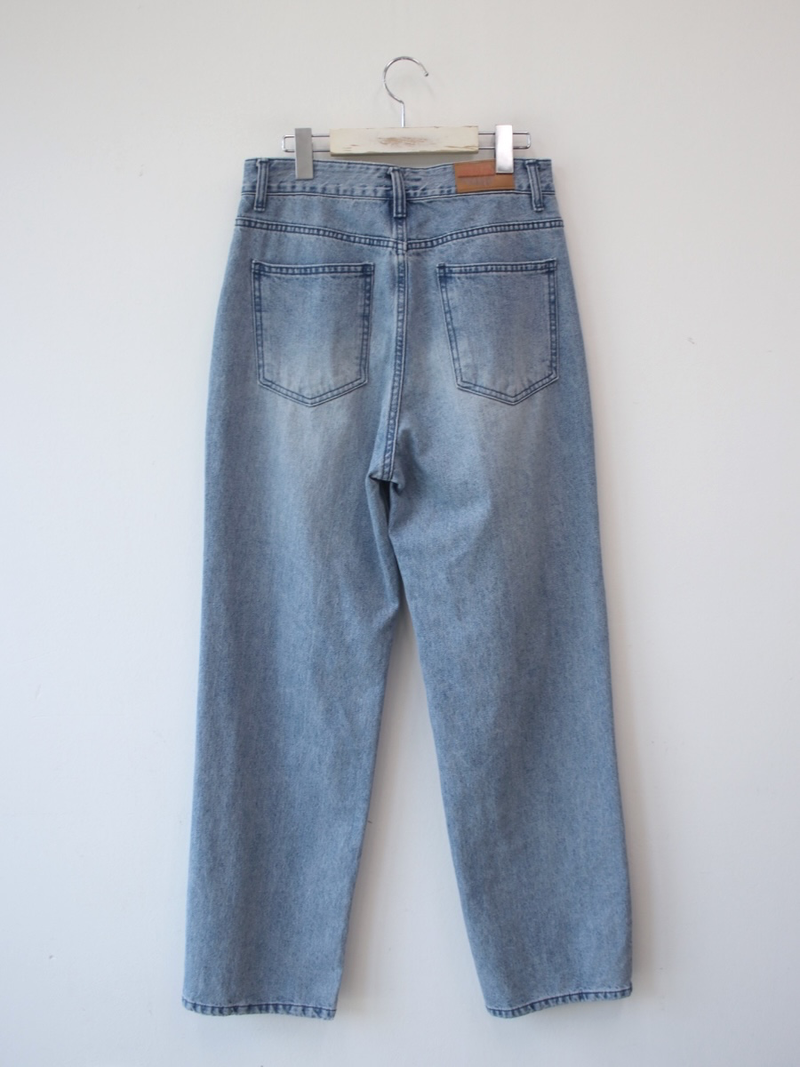 washing regular fit denim pants