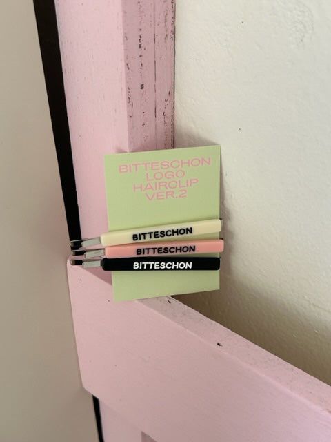 Bitteschon(ビッテシェーン)の「ロゴヘアクリップ ver. 2(ヘアアクセサリー)」