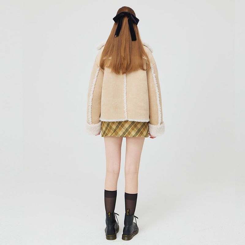 HEART BUTTON SHORT SHEARLING JACKET _ BEGIE