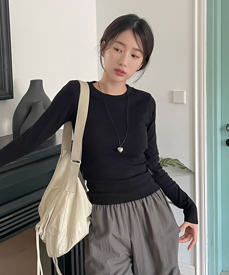 muahmuah（ムアムア）の「スリムフィットレギュラーロングスリーブTシャツ（トップス）」