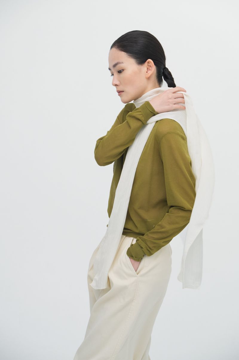 Airy pleats skin scarf_cream