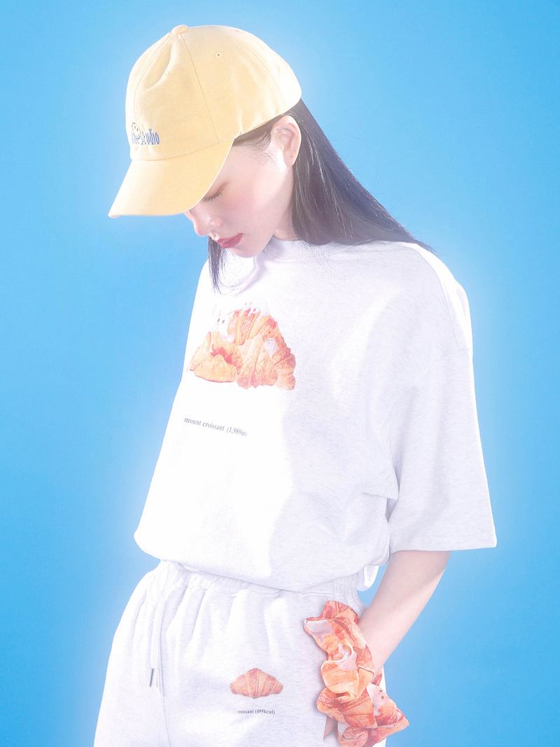 0 4 croissant half sweat shirt