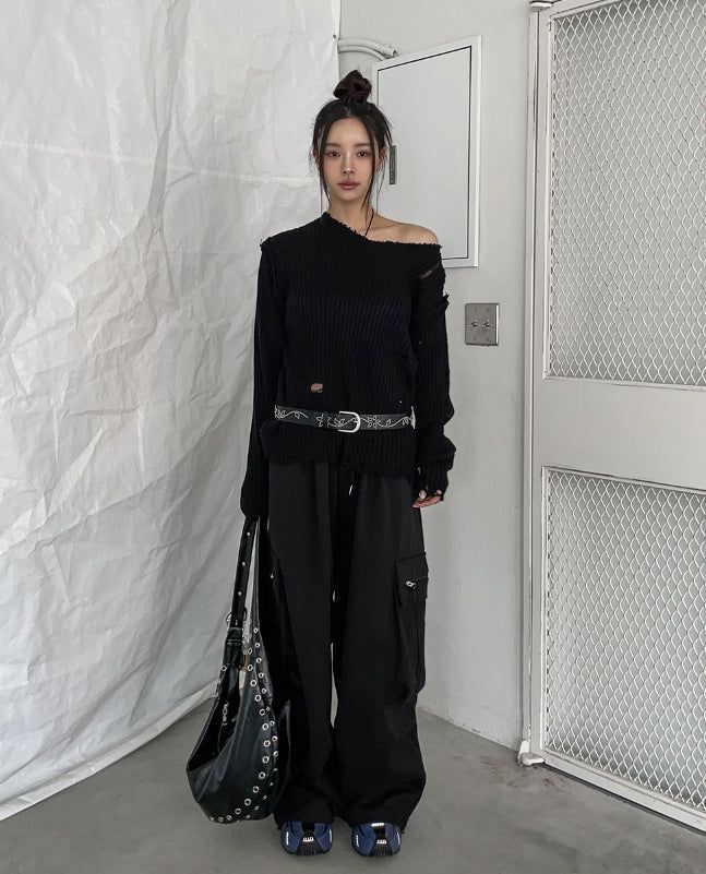 Reverse damage V-neck knitwear