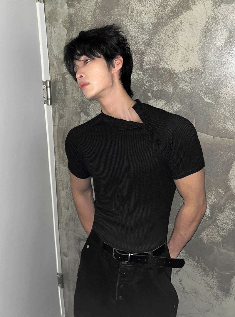 Side-button muscle-fit short-sleeve knit