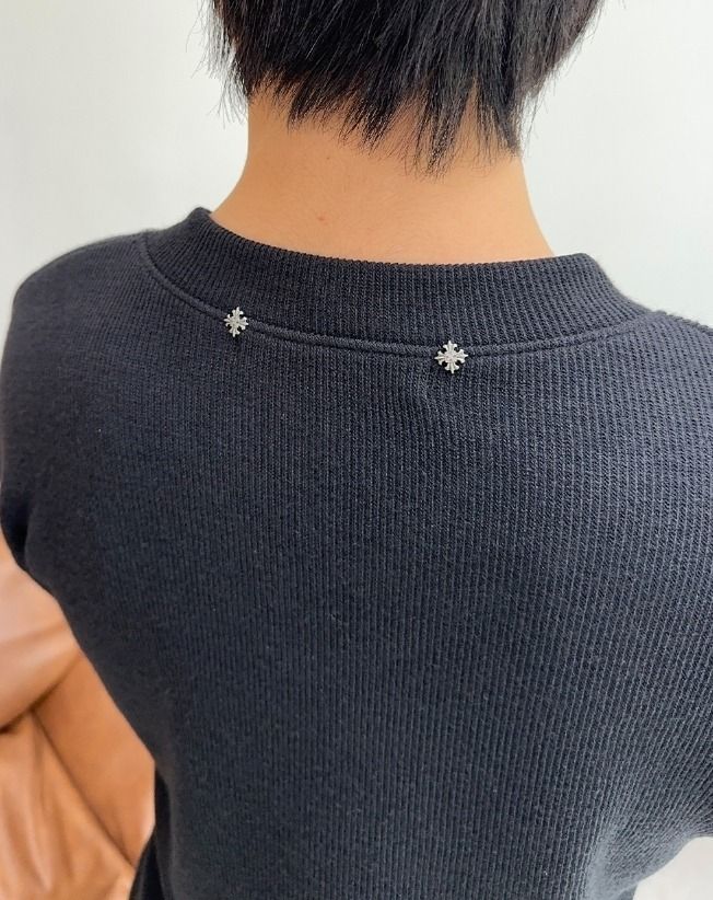 Cross Rivet V-neck Knit