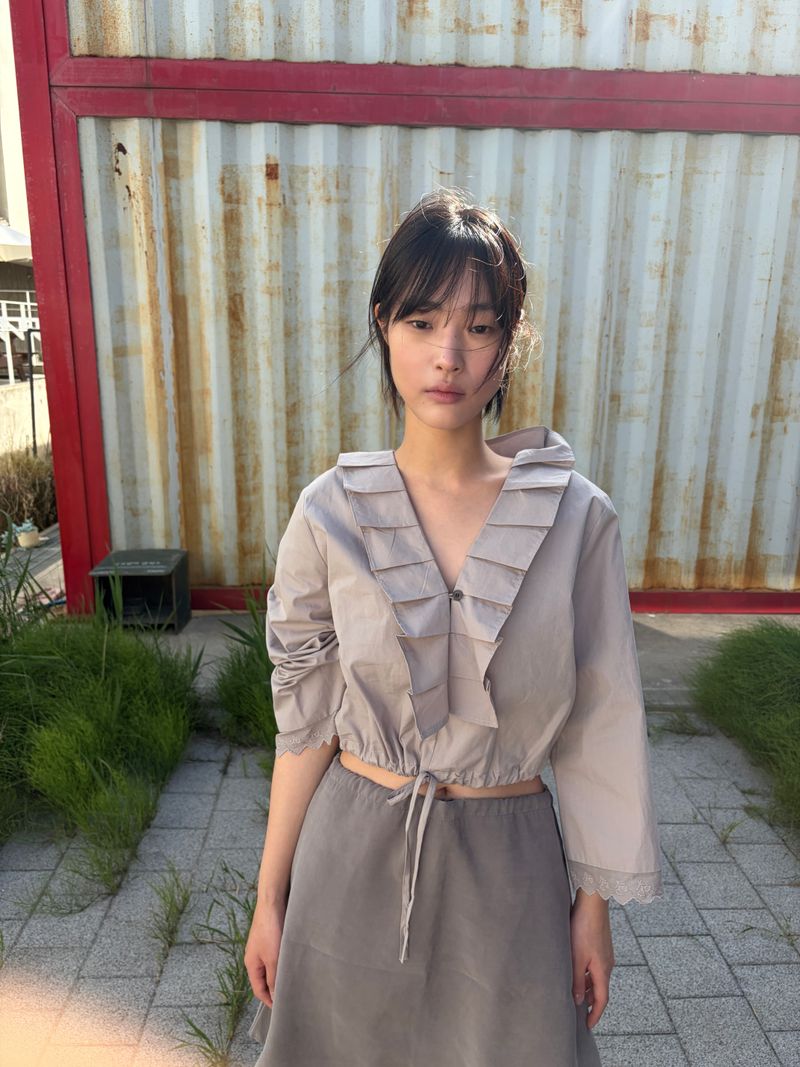 ERR（イアルアル）の「ripple crop blouse（Tops）」