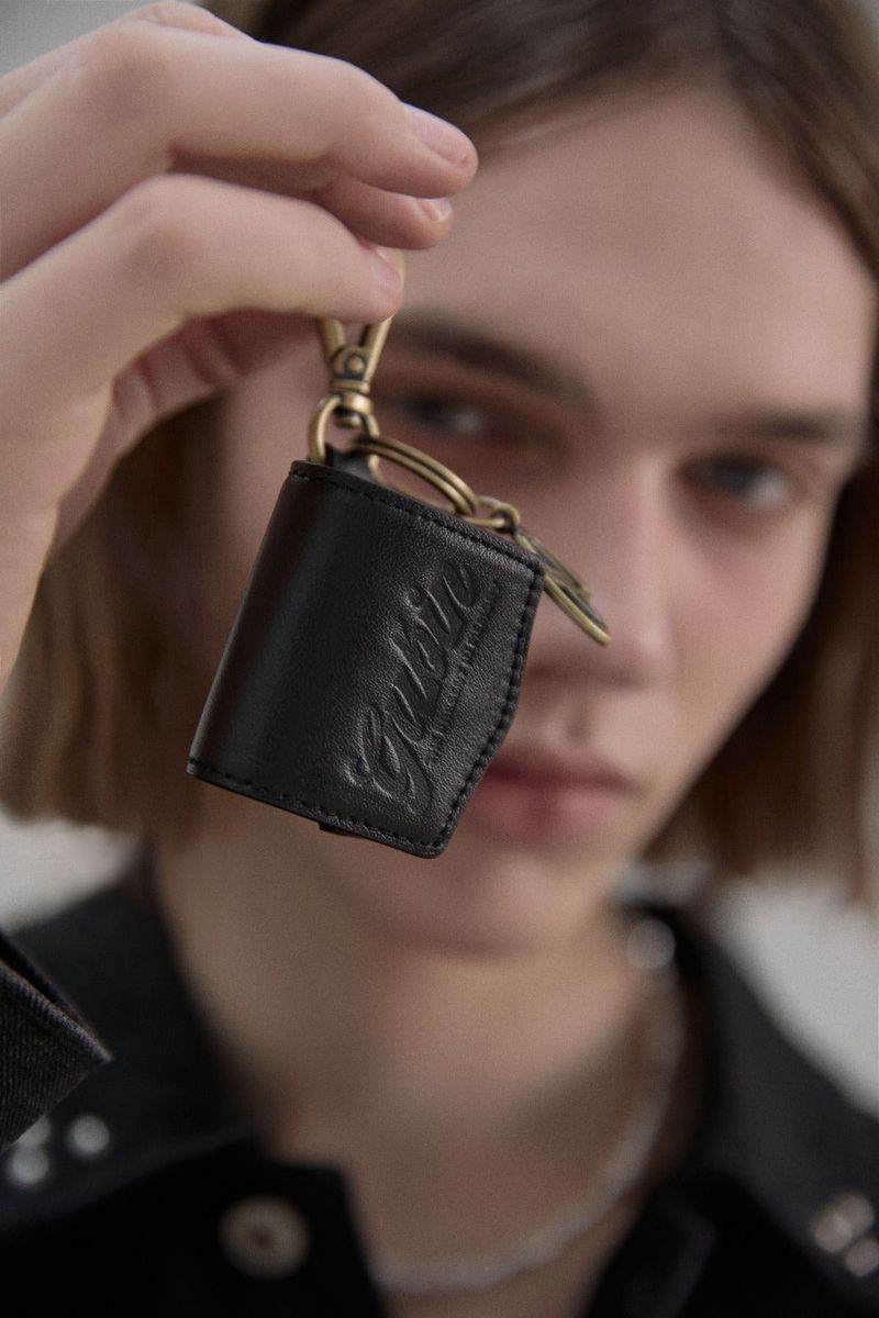 GUBIN(グビン)の「ヴィンテージロゴ AirPods ケース - Black(スマホグッズ/小物)」