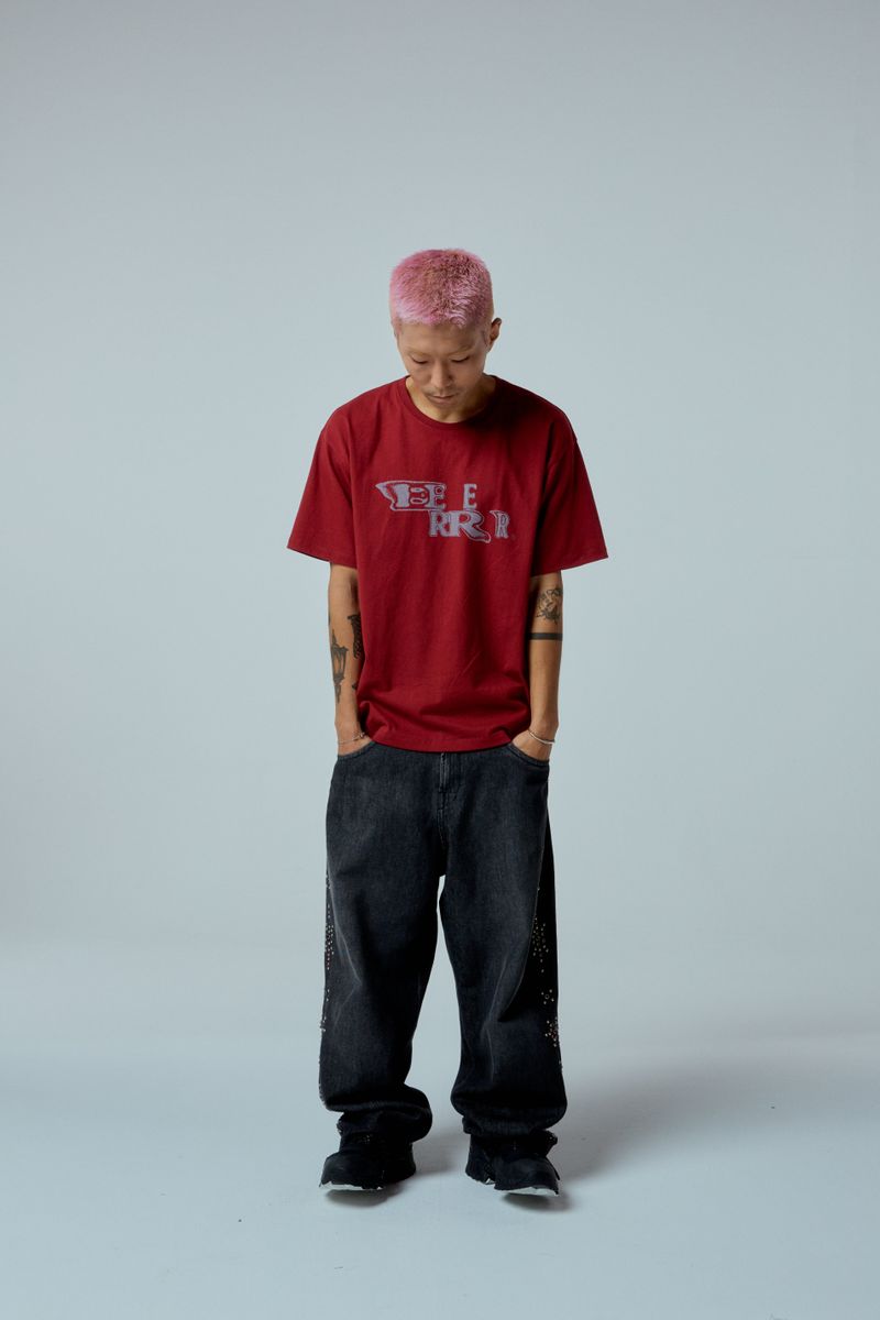 ER(EEERRR)（イーアール）の「EEERRR Distorted ロゴオーバークロップフィットTシャツ (ワイン)（トップス）」
