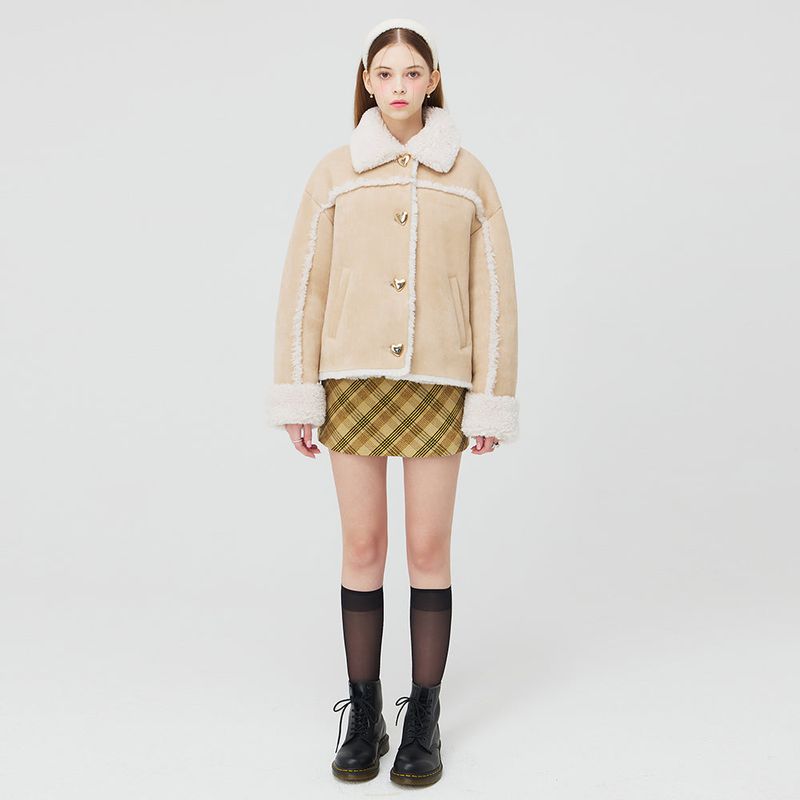 HEART BUTTON SHORT SHEARLING JACKET _ BEGIE