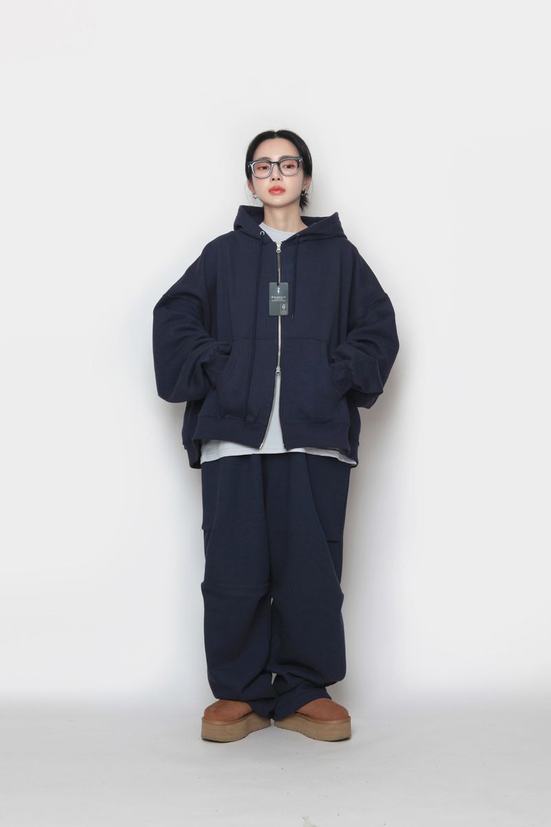 Napping hand warmer hooded zip-up
