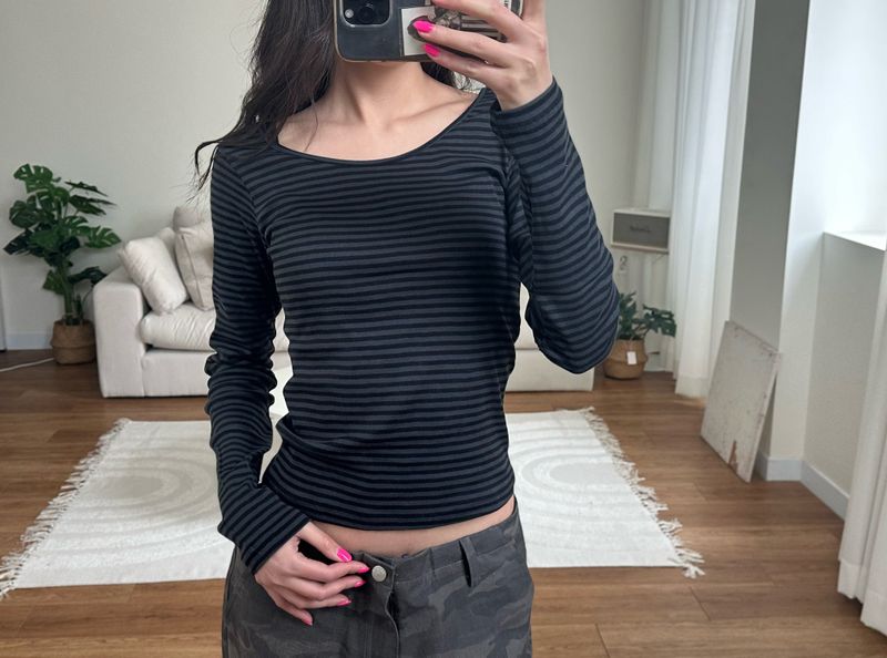 slim stripe u neck tee