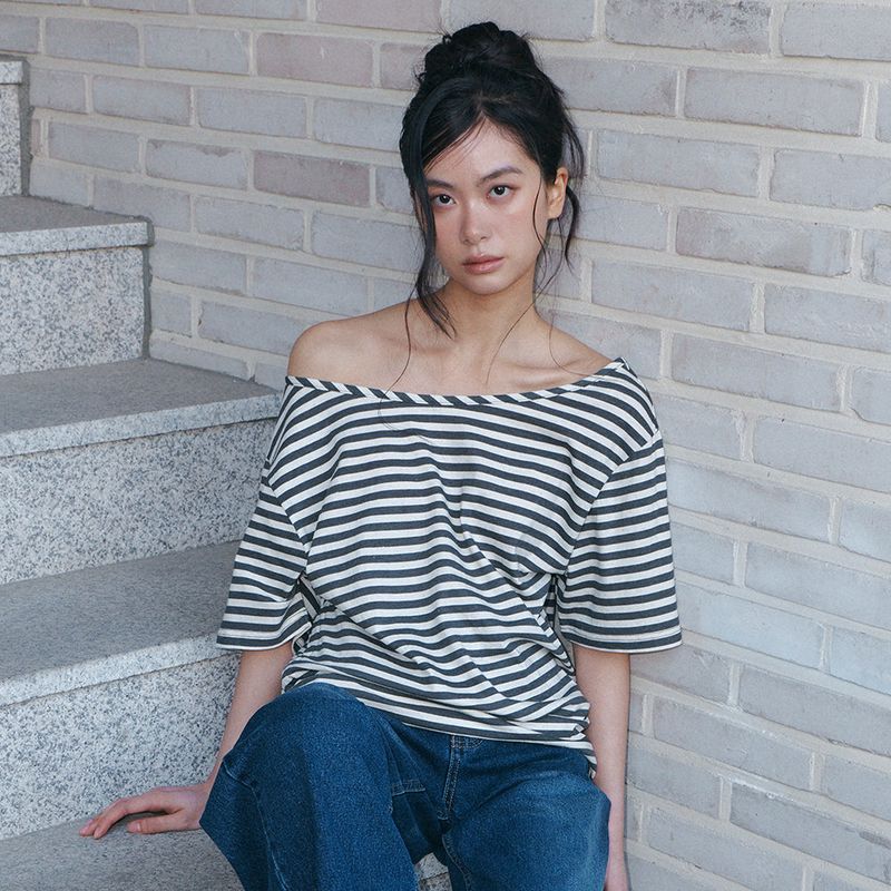 Curetty（キュリティ）の「C SIDE SHIRRING OFF-SHOULDER T-SHIRT_BLACK（Tops）」