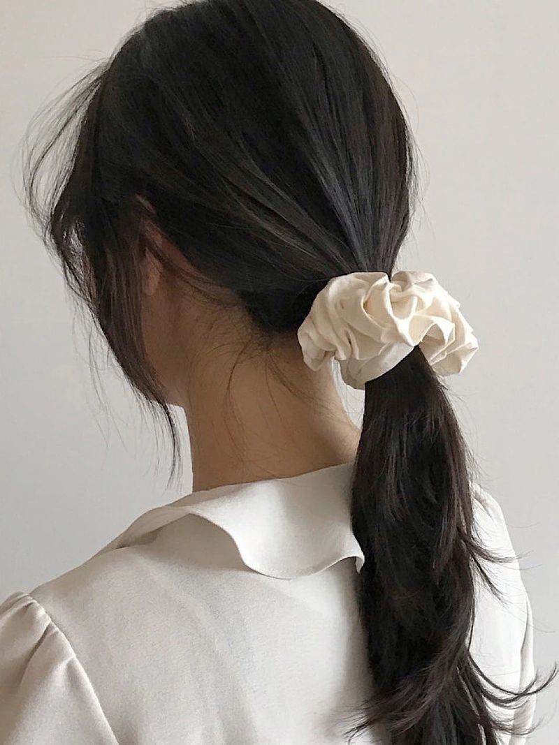 oar（オーエーアール）の「ビンテージシャツシュシュ [ホワイト]（ヘアアクセサリー）」