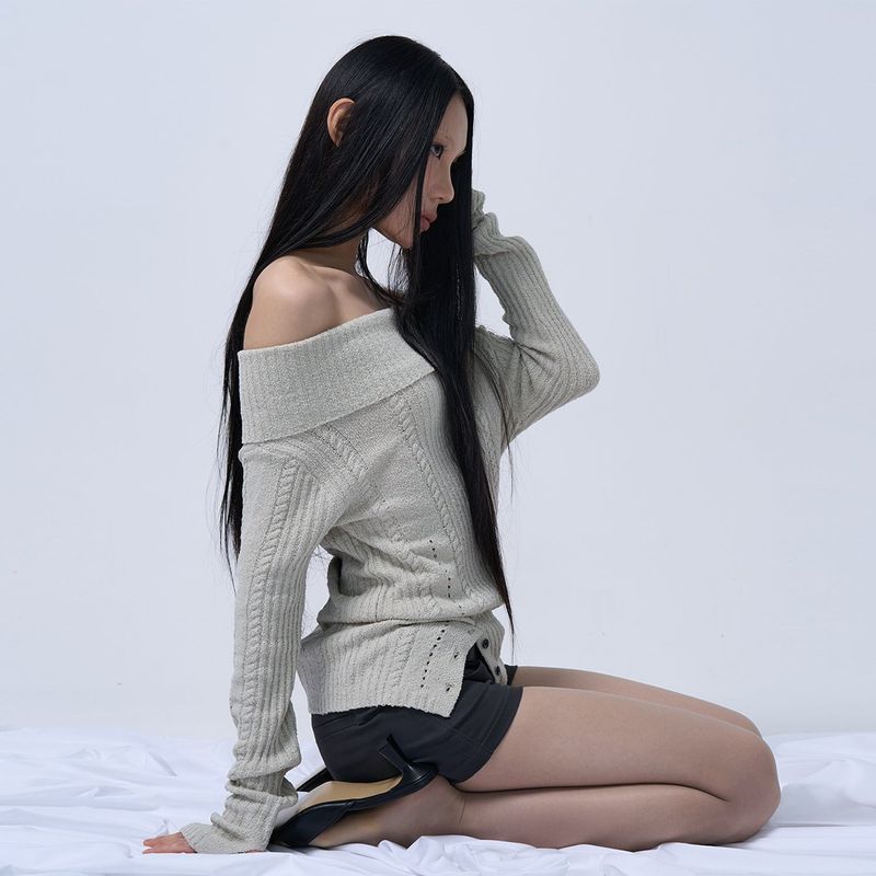 ZIZEMUSEUM（ジゼミュージアム）の「RIBBED OFF-SHOULDER KNIT(ASH IVORY)（Tops）」