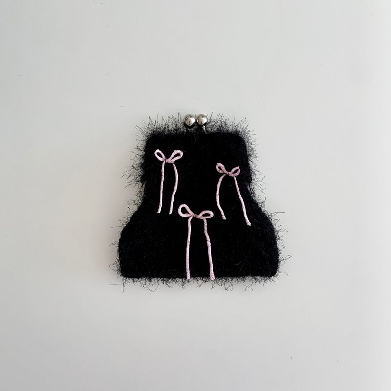 [MADE] Étang Ribbon Fluffy Pouch | Black