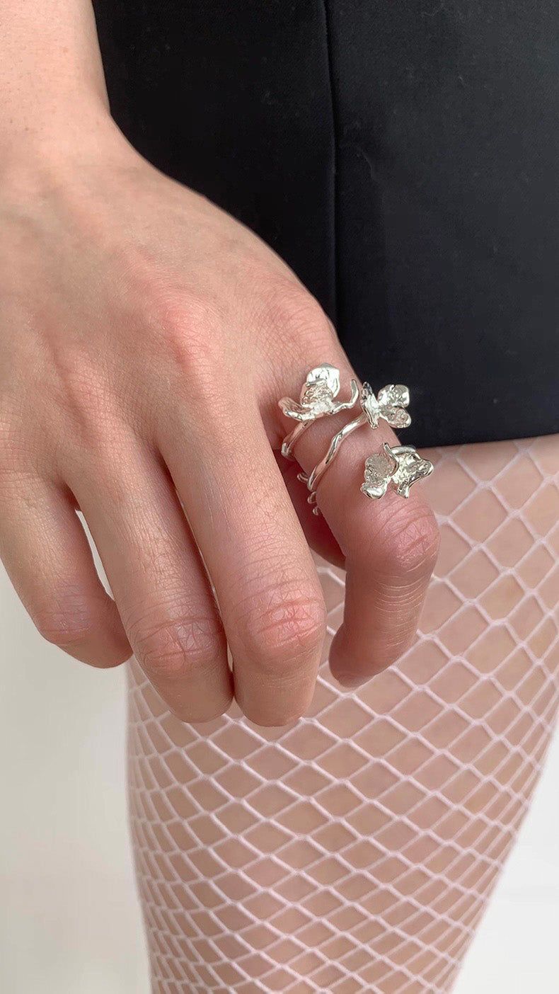 Three flower silver line ring