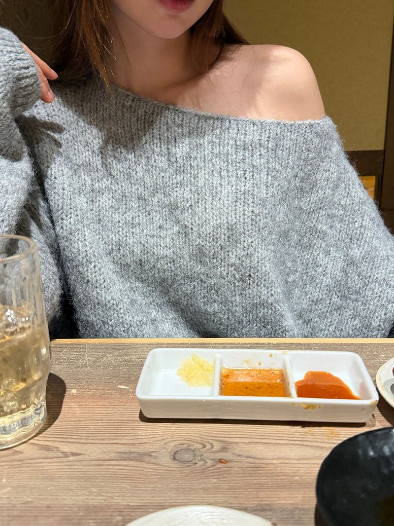 [MADE] ELLEN WOOL UNBALANCED OFF-SHOULDER KNIT