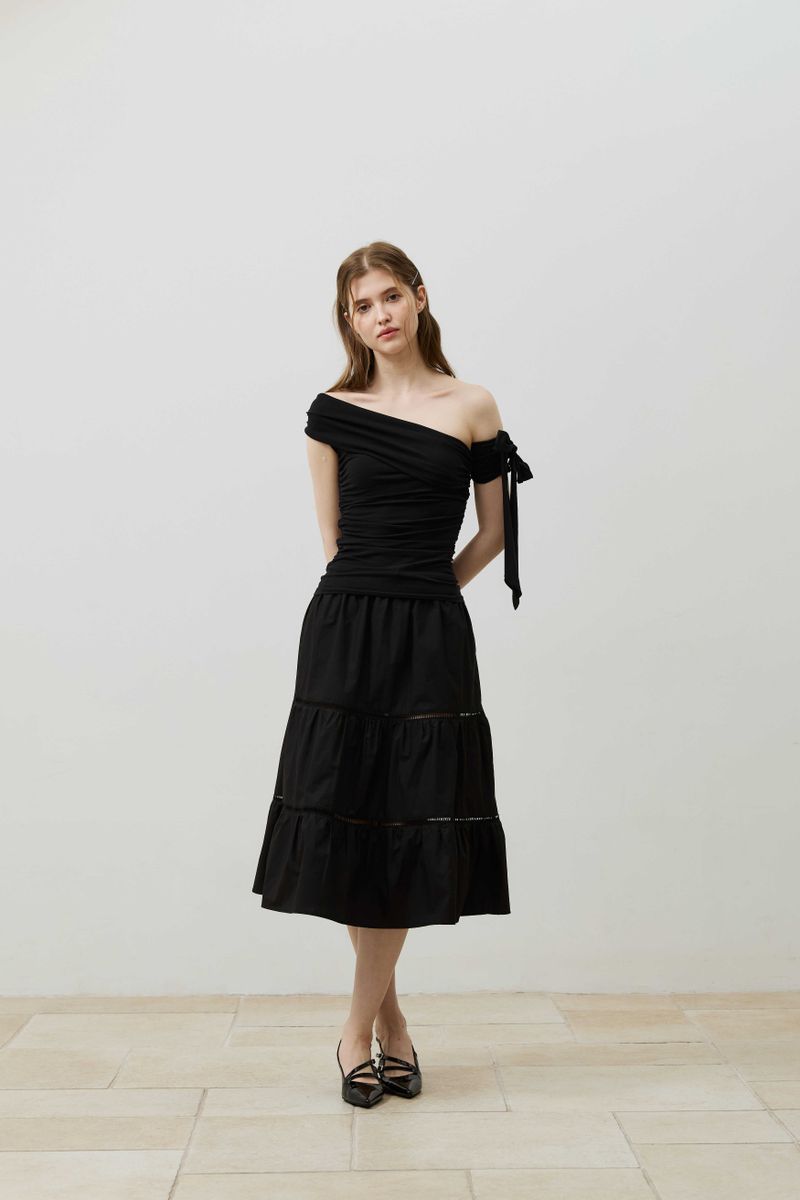 RIA ONE-SHOULDER SHIRRING TOP / BLACK