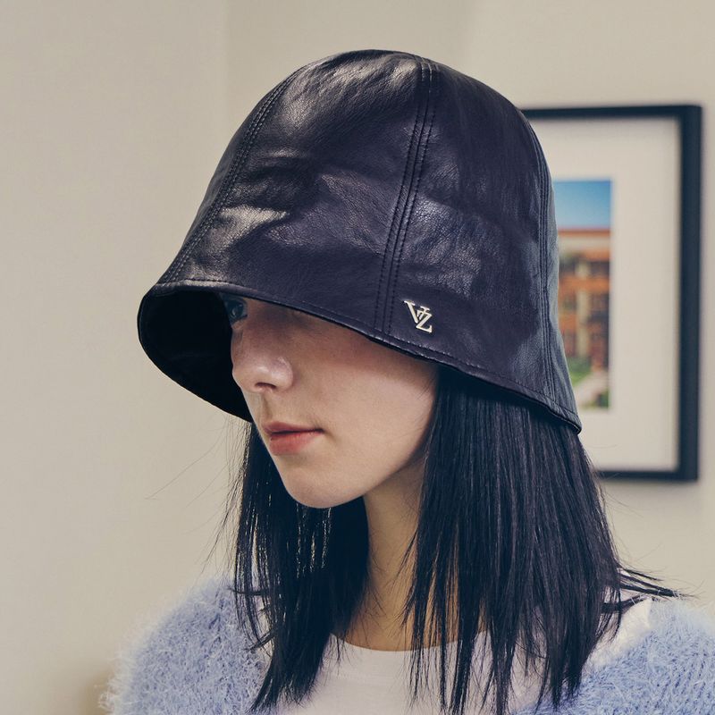 VARZAR（バザール）の「VZスタッドヴィーガンレザーチューリップハット / Navy（帽子）」