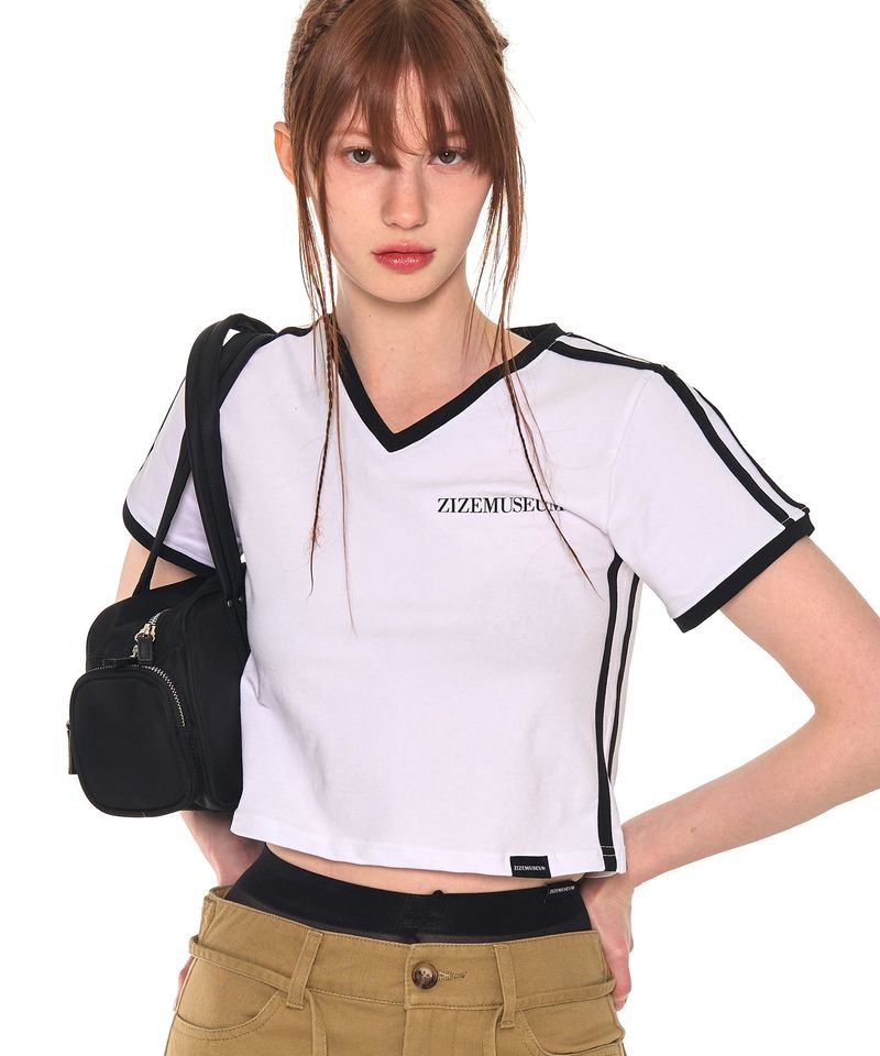 ZIZEMUSEUM（ジゼミュージアム）の「V LINE SPORTY T-SHIRTS (WHITE)（Tops）」
