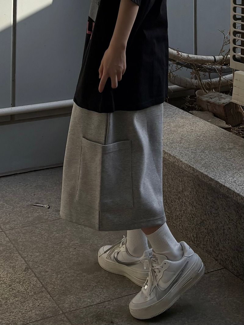one-pocket lettering bermuda pants