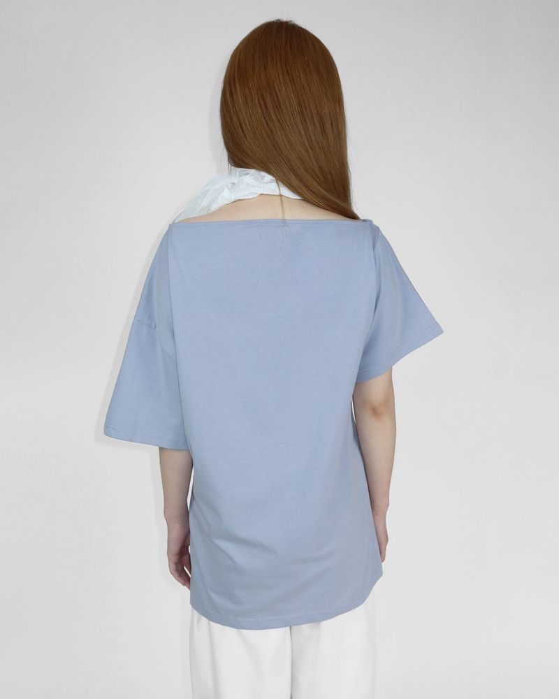 SLOW BUTTON OFF-SHOULDER T-SHIRT
