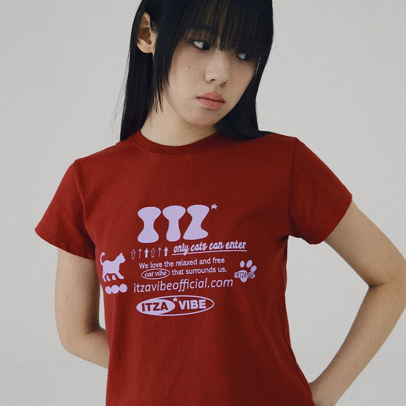 ITZAVIBE（イッザバイブ）の「ITZ OFFICIAL LOGO CROP T SHIRT - RED（Tops）」