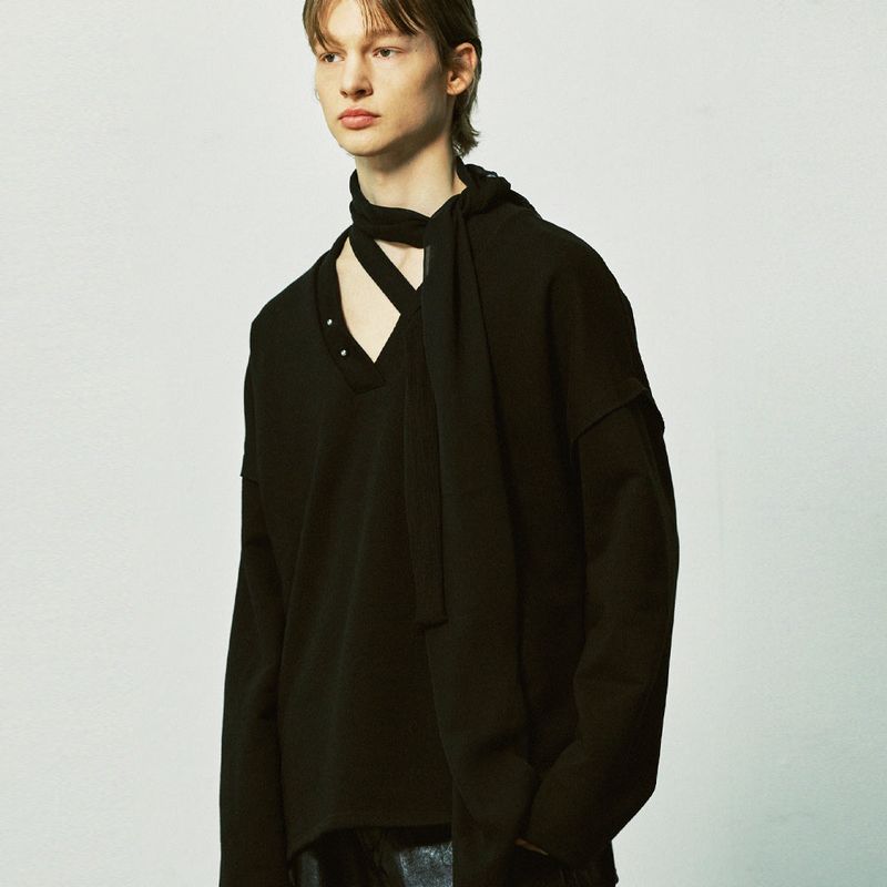 v-neck layerd string pierced mtm black