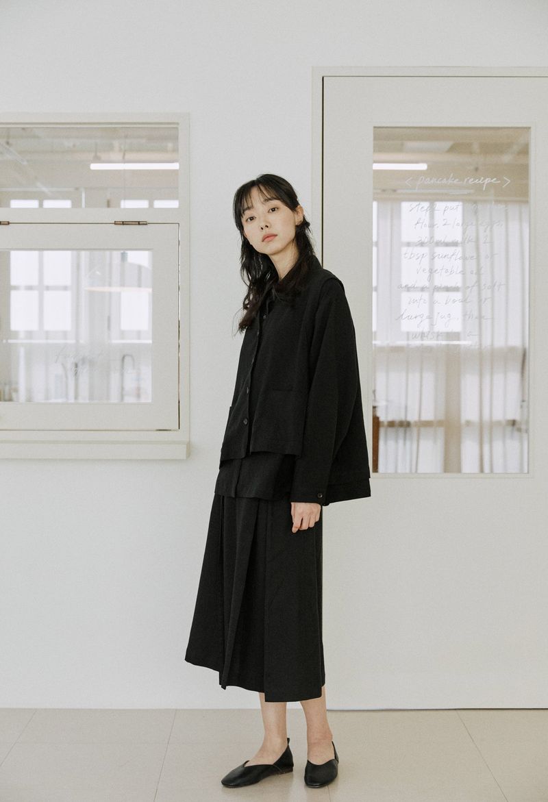 button skirt black