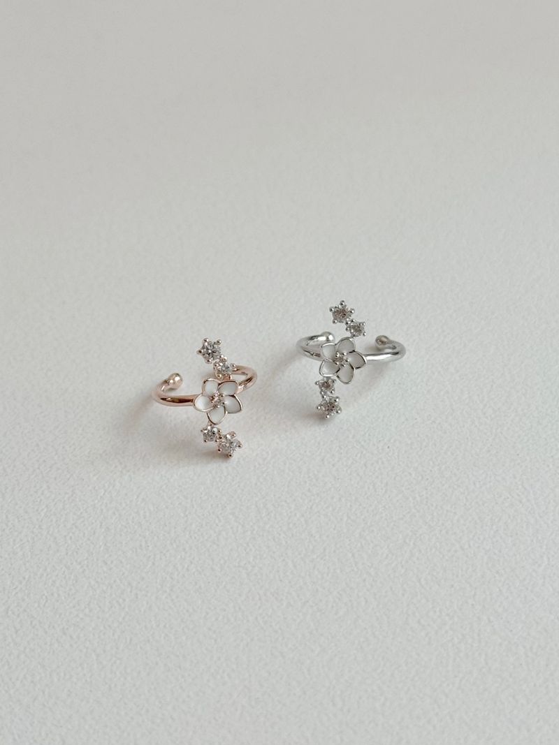 Blingmoon（ブリングムーン）の「White Flower Ear Cuff / 2 Colors / Cubic Bracelet Spring Daily Point（Accessories）」