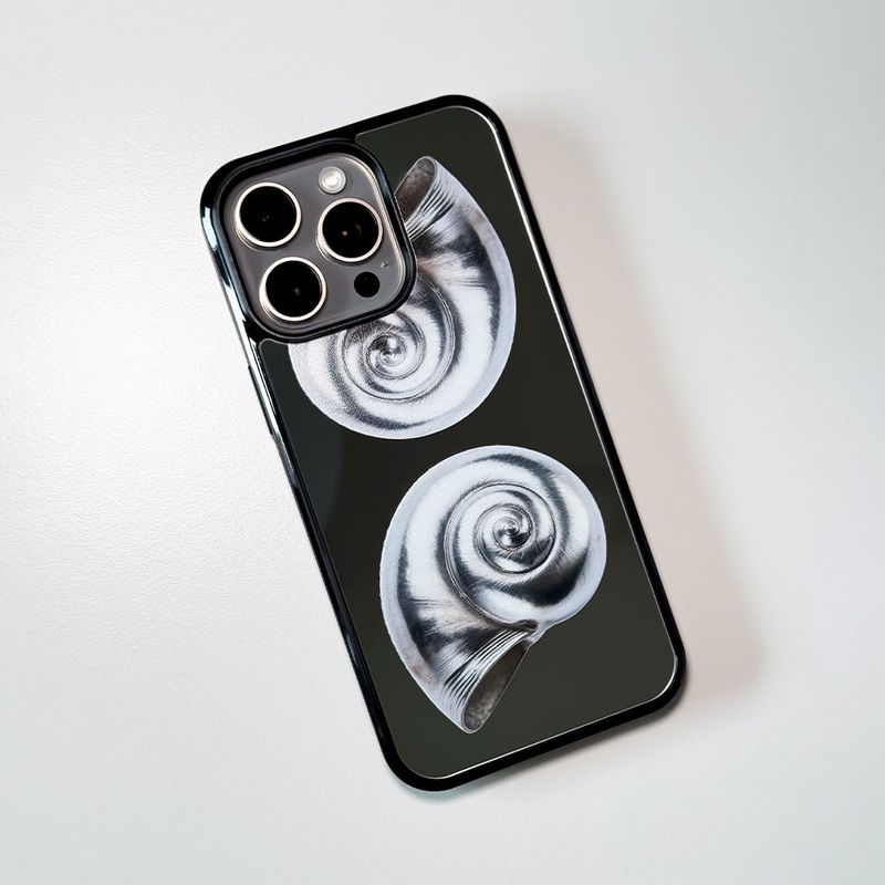 MEMORIESBOUNDARY（メモリーズバウンダリー）の「NTA Silverborn Concha Bumper Mirror Phone Case（Smartphone Accessories）」