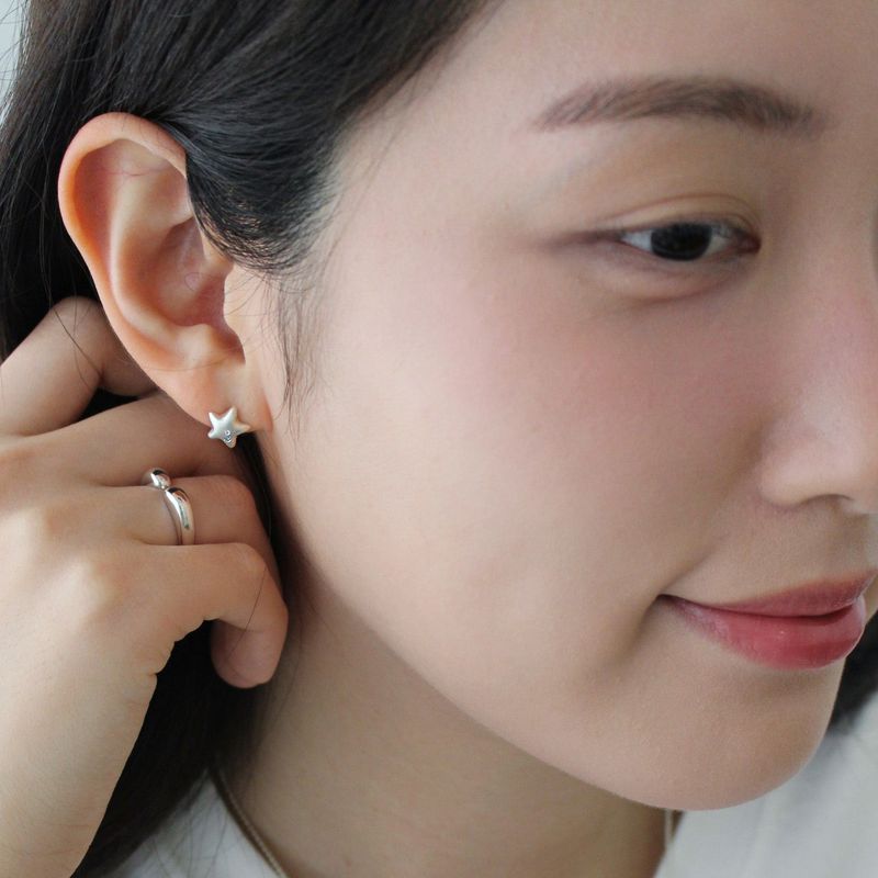 Twinkle chubby star earring(Glossy)
